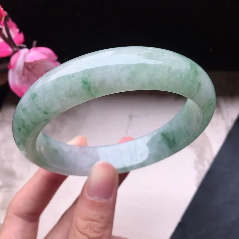 【翡翠58圈口飘花正圈手镯,尺寸:58.2*14.1*7.9mm,重58.59克,料细底好,条形好看,上手大方有档次】图6