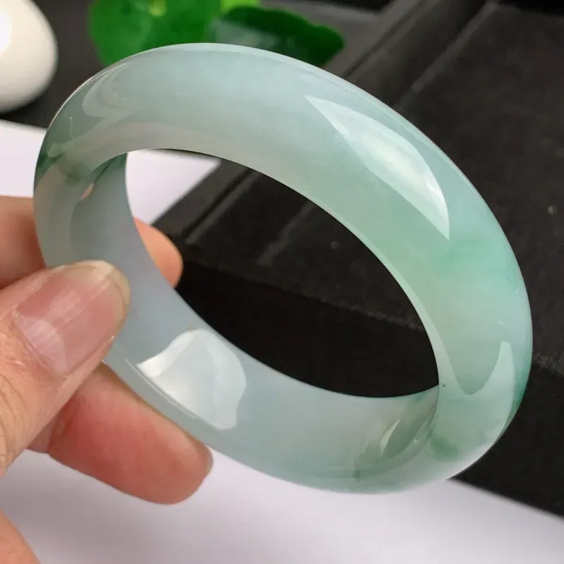 【缅甸a货翡翠,水润飘绿花正圈手镯57.1mm,玉质细腻,色彩艳丽,花色清爽,条形大方得体,佩戴效果好】图3
