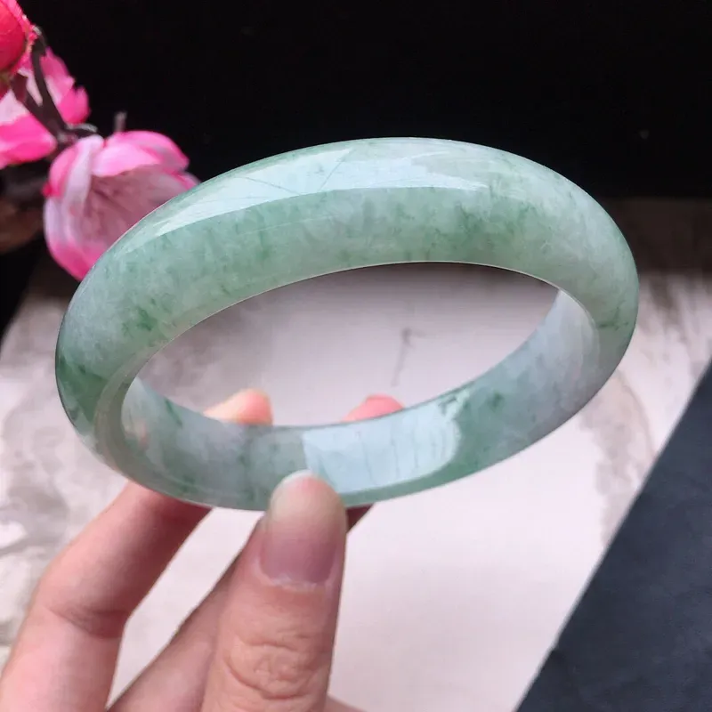 【翡翠58圈口飘花正圈手镯,尺寸:58.2*14.1*7.9mm,重58.59克,料细底好,条形好看,上手大方有档次】图4