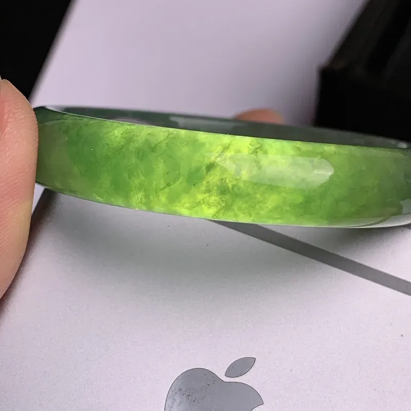 【缅甸a货翡翠,水润满色贵妃手镯55.2mm,玉质细腻,色彩艳丽,秀气迷人,条形大方得体,佩戴效果好】图10