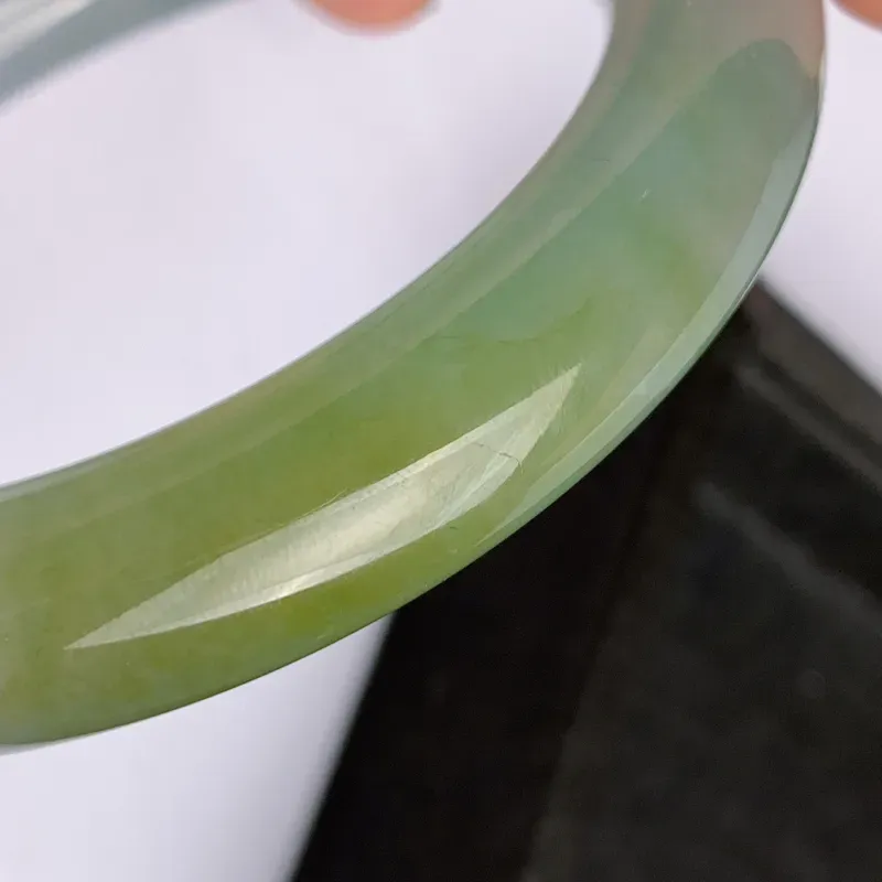 【缅甸a货翡翠,冰种飘黄圆条手镯59.1mm,玉质细腻,色彩艳丽,圆润肥美,老种起胶,条形大方得体,佩戴效果好】图11