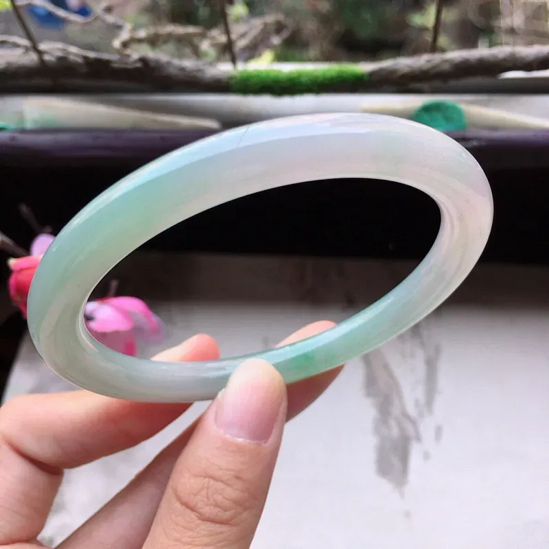 【翡翠57圈口带绿圆条手镯,尺寸:57.8*7.0*7.4mm,重31.58克,料细底好,条形好看,上手大方有档次】图6