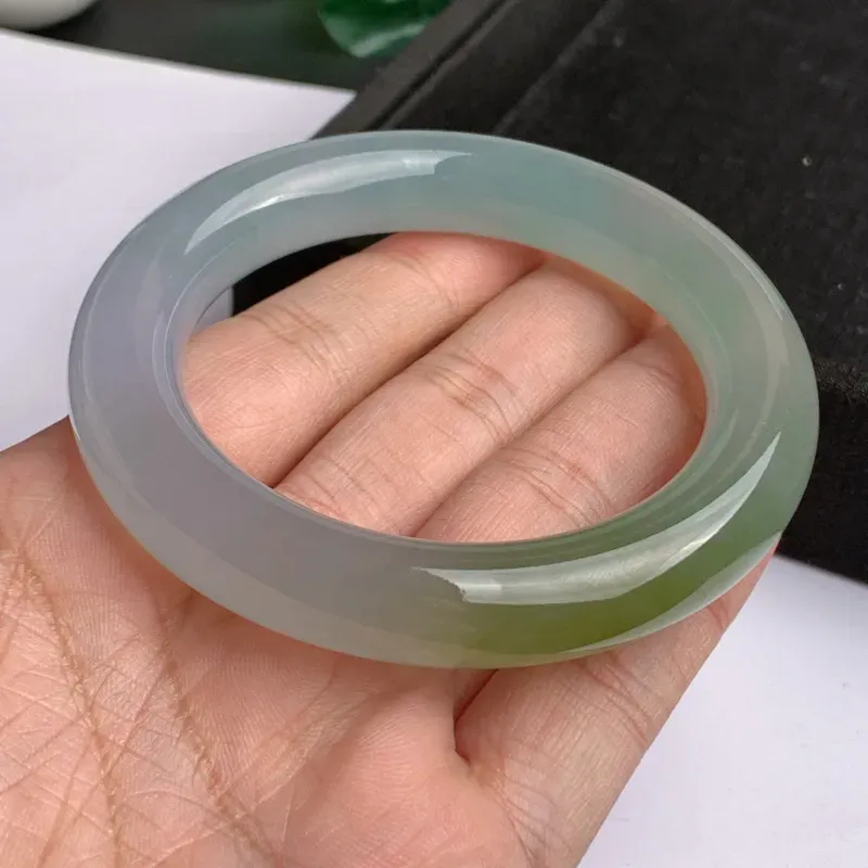 【缅甸a货翡翠,冰种飘黄圆条手镯59.1mm,玉质细腻,色彩艳丽,圆润肥美,老种起胶,条形大方得体,佩戴效果好】图7