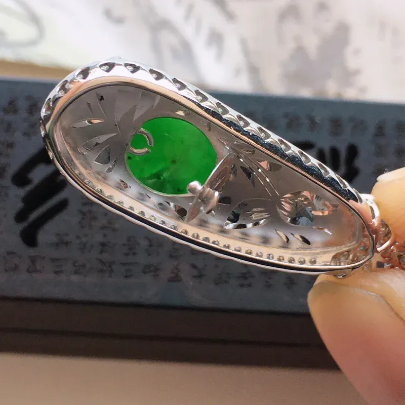 【精品翡翠镶18K金伴钻四季发财 ,玉质莹润, 佩戴效果更美,商品尺寸:含金尺寸:38.3*12.1*8.1MM,玉:28.6*10.2*2.5MM,整体货品质量:4.6g】图6