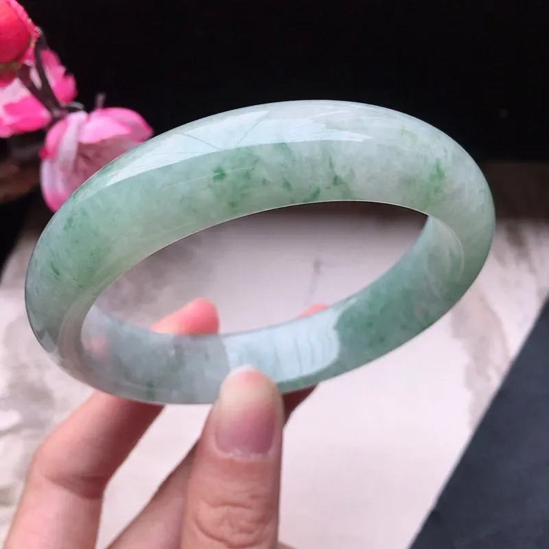 【翡翠58圈口飘花正圈手镯,尺寸:58.2*14.1*7.9mm,重58.59克,料细底好,条形好看,上手大方有档次】图7