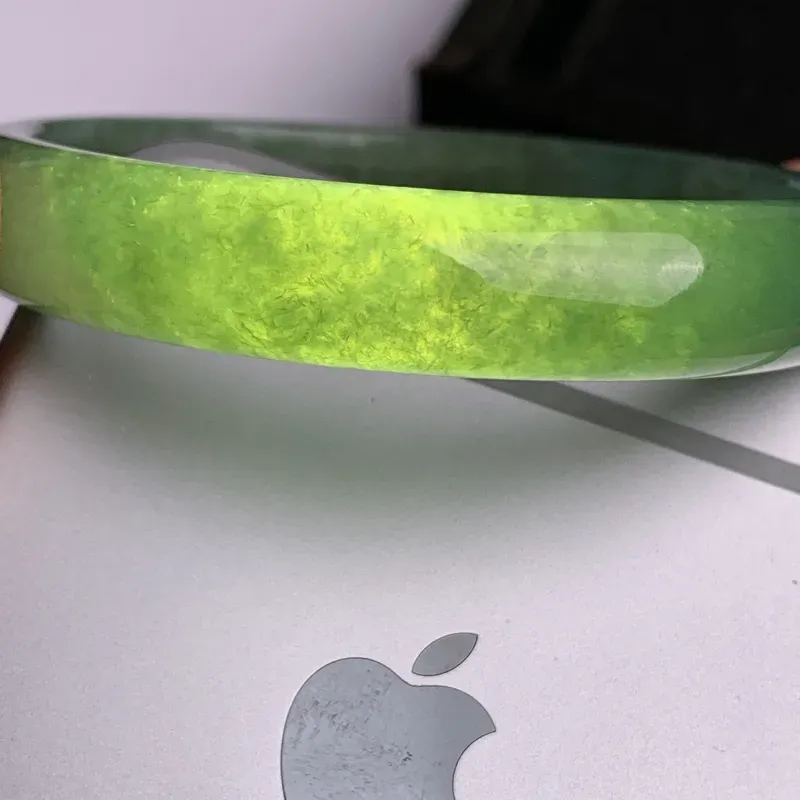 【缅甸a货翡翠,水润满色贵妃手镯55.2mm,玉质细腻,色彩艳丽,秀气迷人,条形大方得体,佩戴效果好】图9