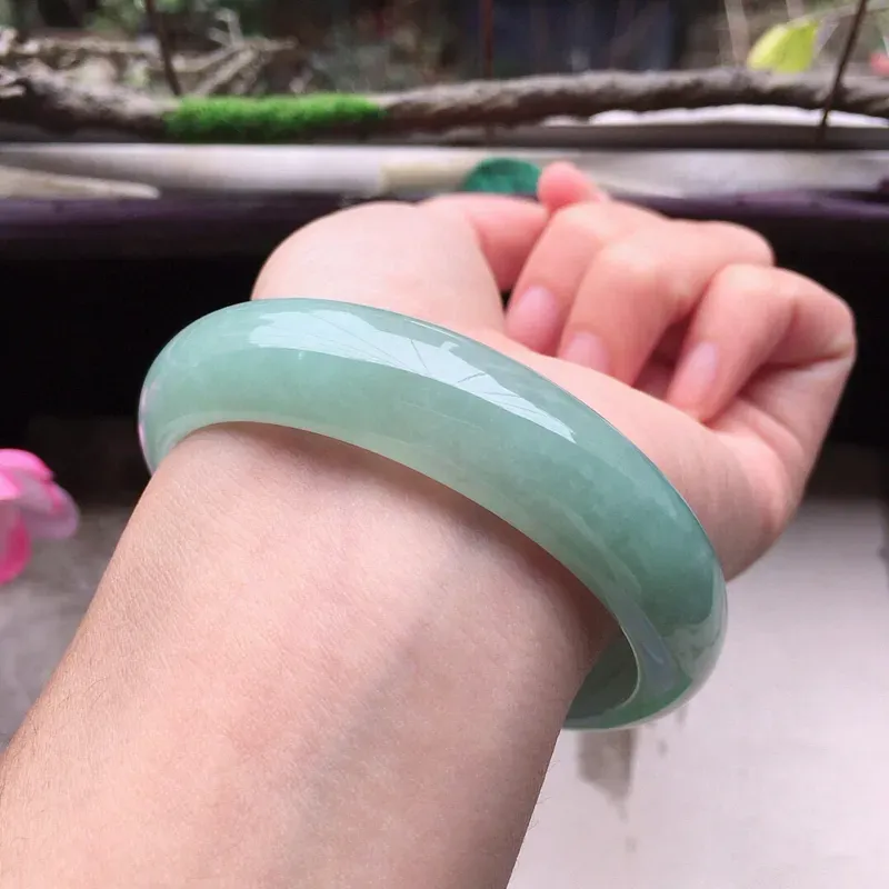 【翡翠55圈口正圈手镯,尺寸:55.0*13.5*7.1mm,重50.75克,料细底好,条形好看,上手大方有档次】图7