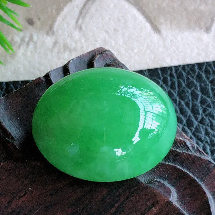 天然甸缅翡翠A货绿色蛋面裸石，料子腻细柔洁，尺寸22/18/10mm，重量7.04g。