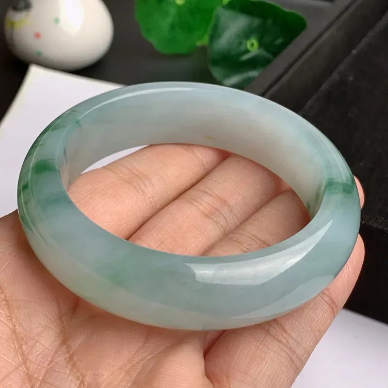 【缅甸a货翡翠,水润飘绿花正圈手镯57.1mm,玉质细腻,色彩艳丽,花色清爽,条形大方得体,佩戴效果好】图8