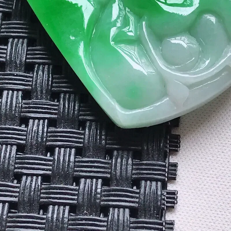 【翡翠水润飘阳绿荷叶鱼吊坠,玉质细腻,颜色漂亮,上身好看 尺寸48.2/33.5/7.8】图9