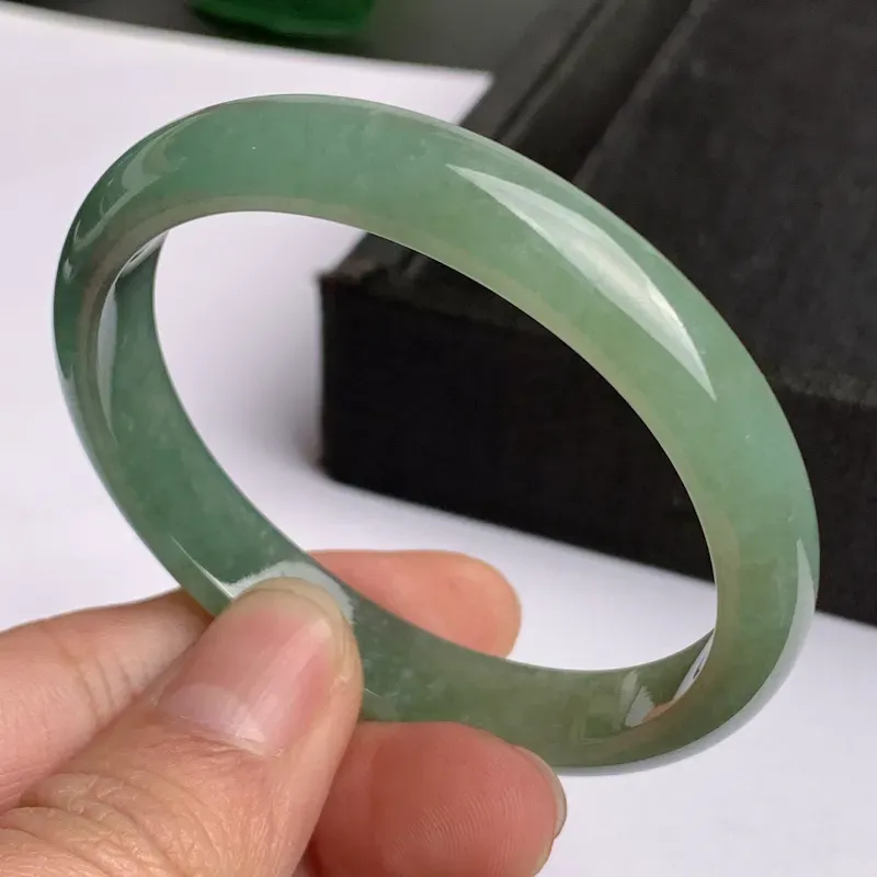 【缅甸a货翡翠,水润满色贵妃手镯55.2mm,玉质细腻,色彩艳丽,秀气迷人,条形大方得体,佩戴效果好】图1