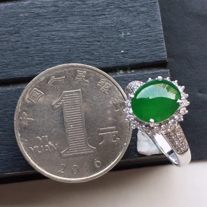 翡翠18圈18k金伴钻镶嵌满绿蛋面戒指，玉质莹润，佩戴佳品，内径：18.4mm（可免费改圈口大小），整体尺寸：12.1*10.5*7.1mm，裸石尺寸 ：8.8*7.4*3.1mm，重2.99克
