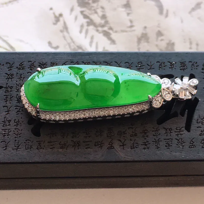 【精品翡翠镶18K金伴钻四季发财 ,玉质莹润, 佩戴效果更美,商品尺寸:含金尺寸:38.3*12.1*8.1MM,玉:28.6*10.2*2.5MM,整体货品质量:4.6g】图3