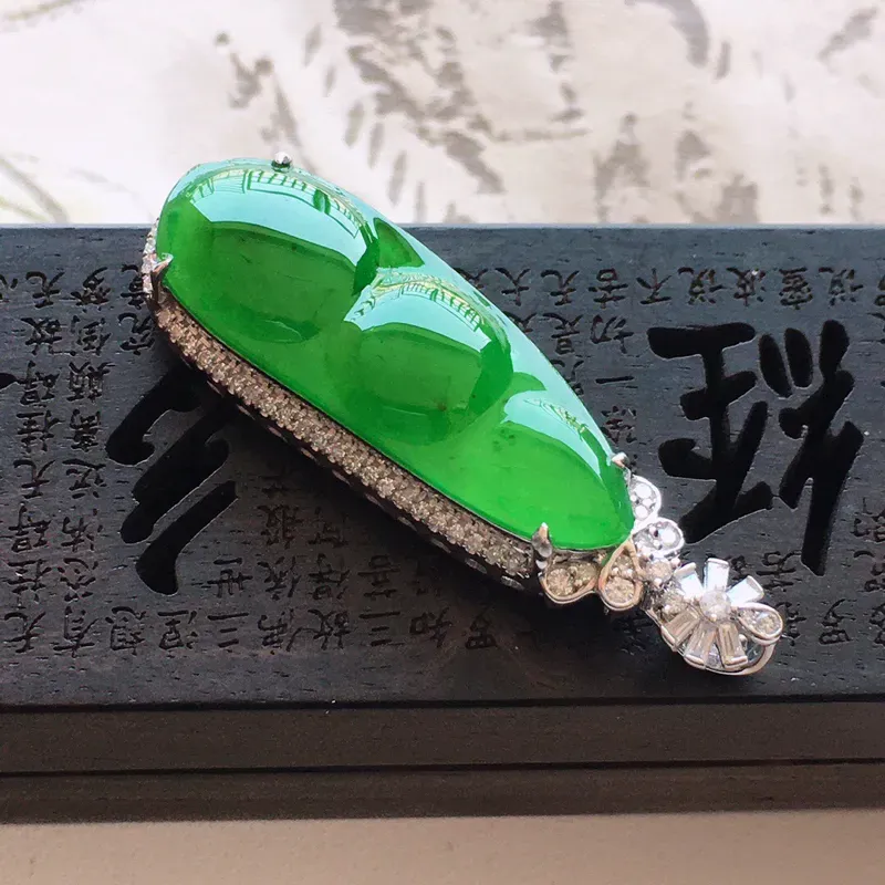 【精品翡翠镶18K金伴钻四季发财 ,玉质莹润, 佩戴效果更美,商品尺寸:含金尺寸:38.3*12.1*8.1MM,玉:28.6*10.2*2.5MM,整体货品质量:4.6g】图4
