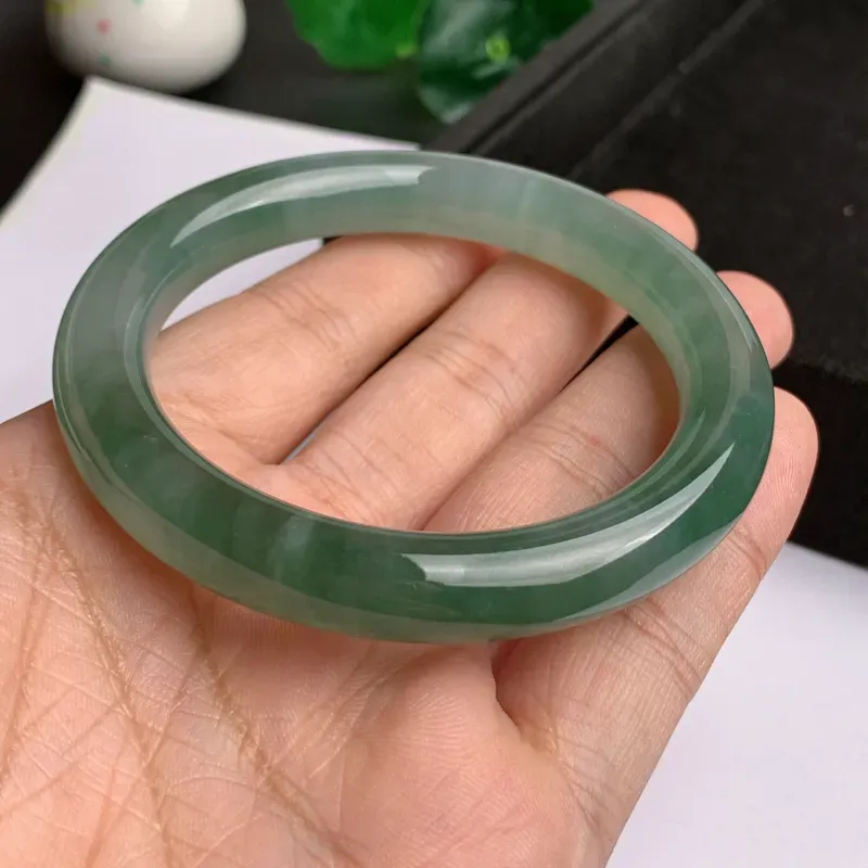 【缅甸a货翡翠,水润飘绿圆条手镯57.9mm,玉质细腻,色彩艳丽,圆润肥美,条形大方得体,佩戴效果好】图7