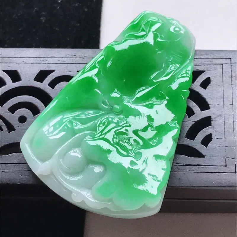 【翡翠水润飘阳绿荷叶鱼吊坠,玉质细腻,颜色漂亮,上身好看 尺寸48.2/33.5/7.8】图3