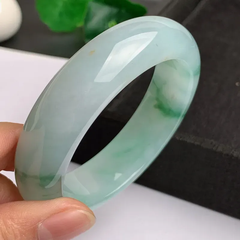 【缅甸a货翡翠,水润飘绿花正圈手镯57.1mm,玉质细腻,色彩艳丽,花色清爽,条形大方得体,佩戴效果好】图4