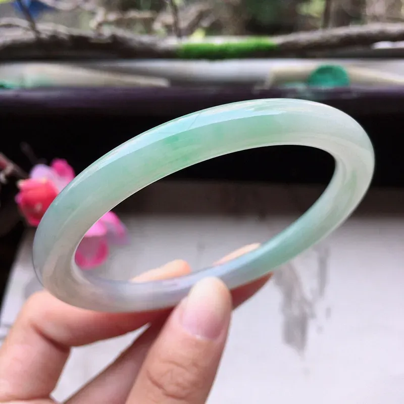 【翡翠57圈口带绿圆条手镯,尺寸:57.8*7.0*7.4mm,重31.58克,料细底好,条形好看,上手大方有档次】图1