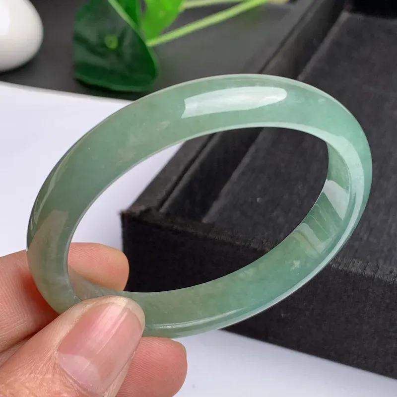 【缅甸a货翡翠,水润满色贵妃手镯55.2mm,玉质细腻,色彩艳丽,秀气迷人,条形大方得体,佩戴效果好】图4