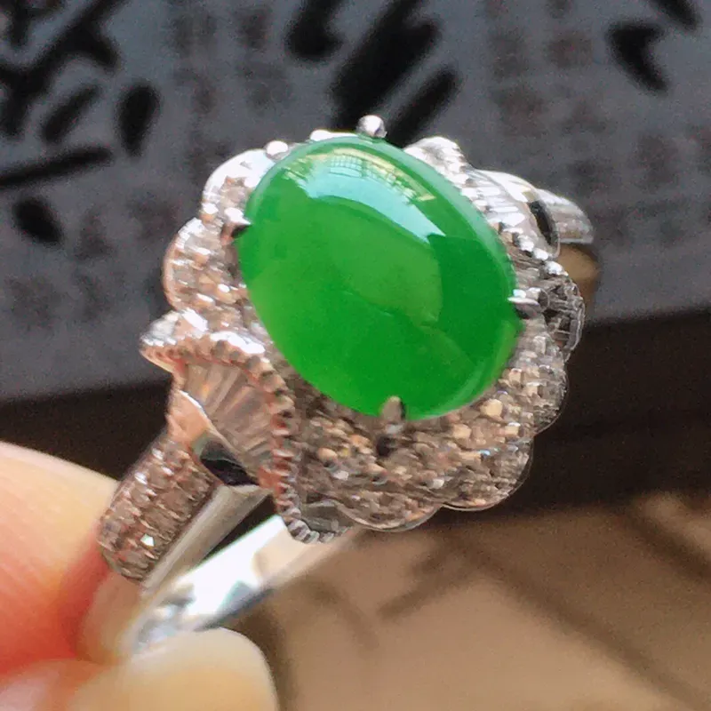 【精品翡翠镶18K金伴钻戒指,玉质莹润,佩戴效果更美,商品尺寸:内径:17.1MM,玉:8.3*6.7*3MM 整体货品质量:3.0g】图1