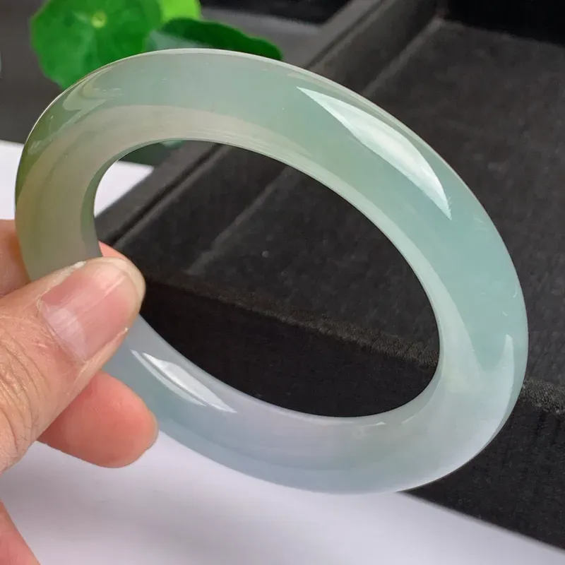 【缅甸a货翡翠,冰种飘黄圆条手镯59.1mm,玉质细腻,色彩艳丽,圆润肥美,老种起胶,条形大方得体,佩戴效果好】图2