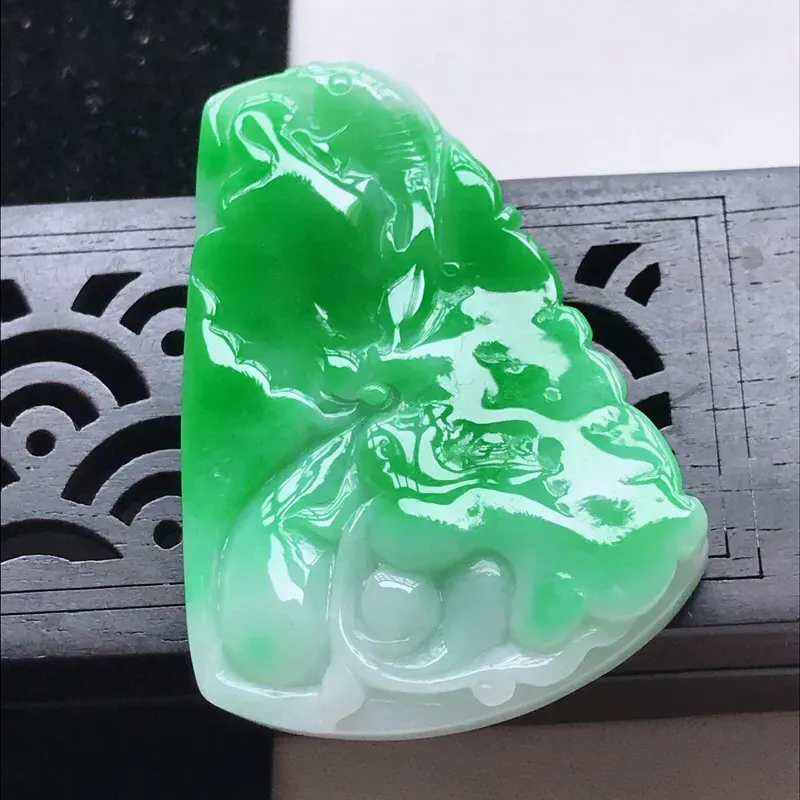 【翡翠水润飘阳绿荷叶鱼吊坠,玉质细腻,颜色漂亮,上身好看 尺寸48.2/33.5/7.8】图2