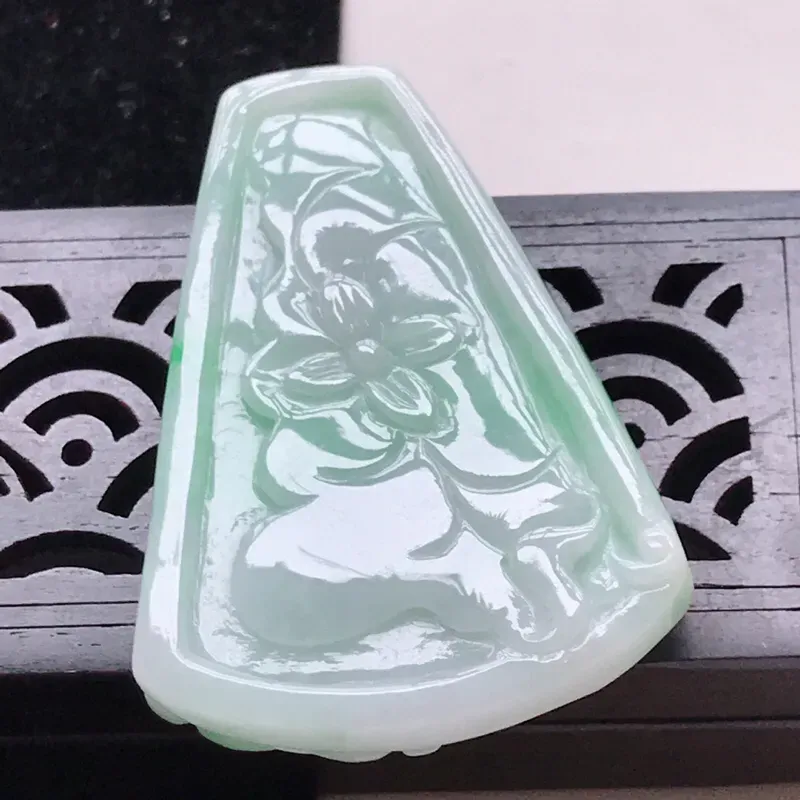 【翡翠水润飘阳绿荷叶鱼吊坠,玉质细腻,颜色漂亮,上身好看 尺寸48.2/33.5/7.8】图6