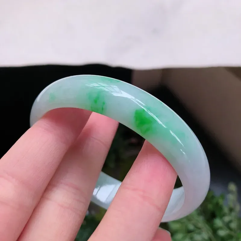 【02/28 飘阳绿贵妃翡翠手镯,① 玉质细腻水润,飘绿灵动,佩戴高贵大方】图7