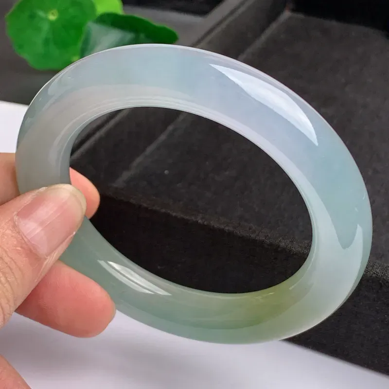 【缅甸a货翡翠,冰种飘黄圆条手镯59.1mm,玉质细腻,色彩艳丽,圆润肥美,老种起胶,条形大方得体,佩戴效果好】图3