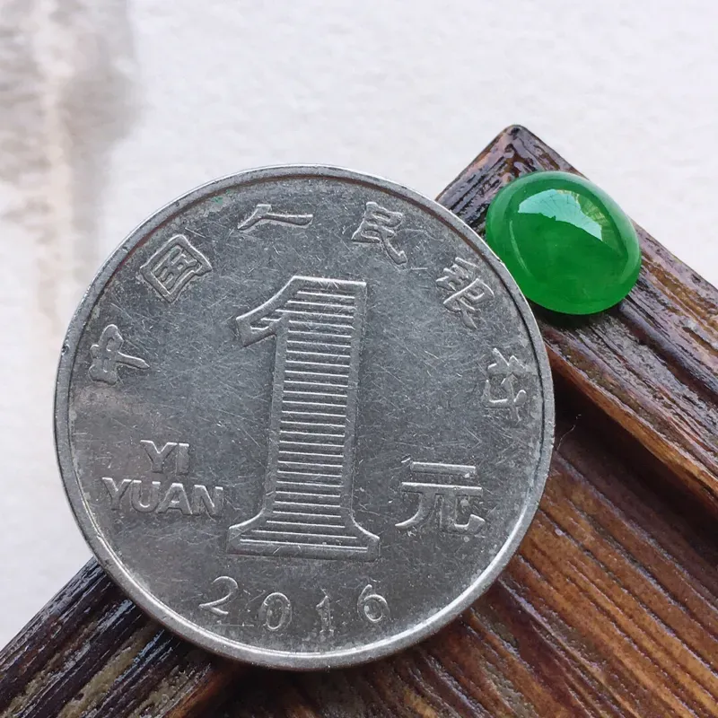 翡翠带绿蛋面，玉质莹润，佩戴佳品，尺寸：8.4*7.1*3.9mm，重0.41克