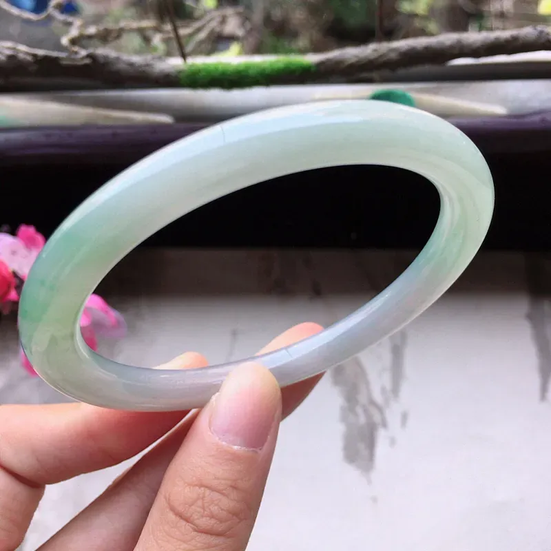 【翡翠57圈口带绿圆条手镯,尺寸:57.8*7.0*7.4mm,重31.58克,料细底好,条形好看,上手大方有档次】图7