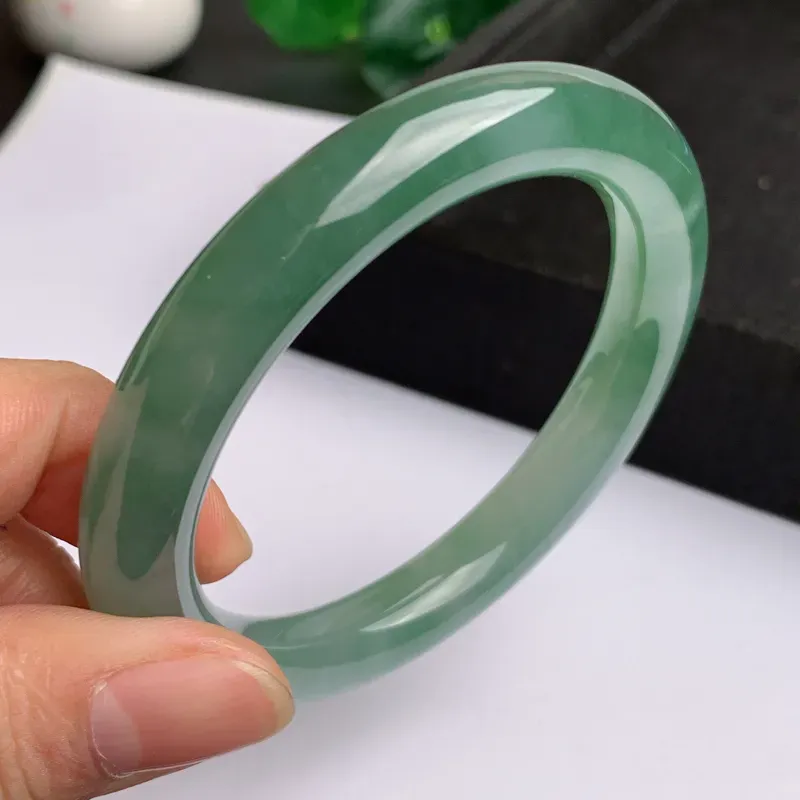 【缅甸a货翡翠,水润飘绿圆条手镯57.9mm,玉质细腻,色彩艳丽,圆润肥美,条形大方得体,佩戴效果好】图4