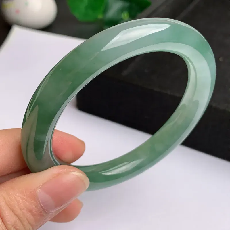 【缅甸a货翡翠,水润飘绿圆条手镯57.9mm,玉质细腻,色彩艳丽,圆润肥美,条形大方得体,佩戴效果好】图5