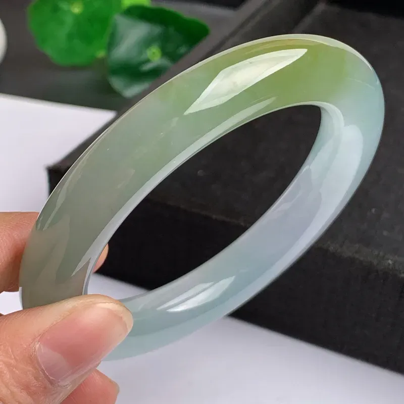 【缅甸a货翡翠,冰种飘黄圆条手镯59.1mm,玉质细腻,色彩艳丽,圆润肥美,老种起胶,条形大方得体,佩戴效果好】图4