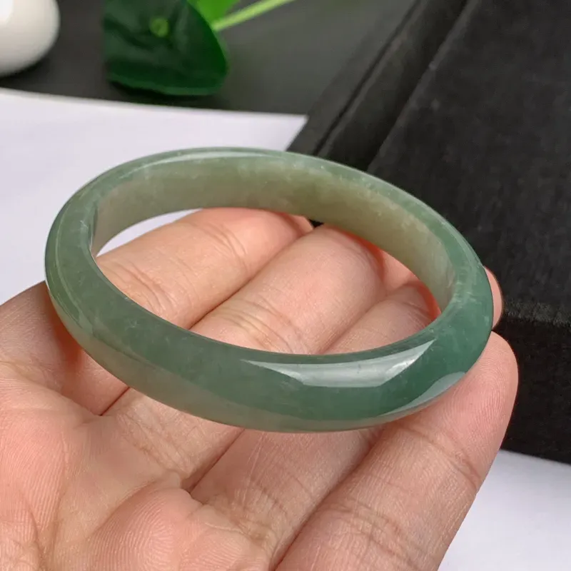 【缅甸a货翡翠,水润满色贵妃手镯55.2mm,玉质细腻,色彩艳丽,秀气迷人,条形大方得体,佩戴效果好】图7