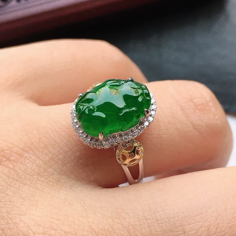 翡翠17圈18k金伴钻镶嵌满绿貔貅戒指，玉质莹润，佩戴佳品，内径：17.2mm（可免费改圈口大小），整体尺寸:14.6*11.2*8.8mm，裸石尺寸 ：12.5*9*4mm，重3.56克