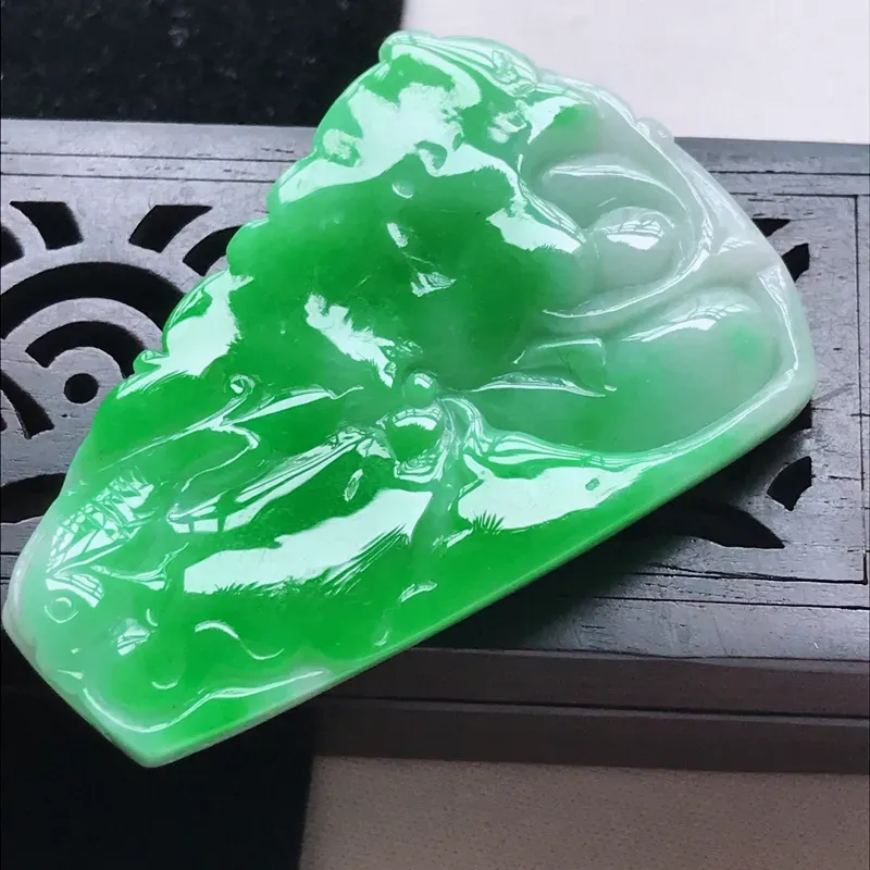 【翡翠水润飘阳绿荷叶鱼吊坠,玉质细腻,颜色漂亮,上身好看 尺寸48.2/33.5/7.8】图5