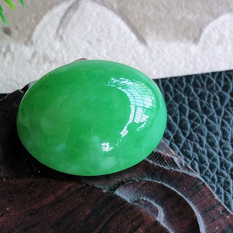天然甸缅翡翠A货绿色蛋面裸石，料子腻细柔洁，尺寸22/18/10mm，重量7.04g。