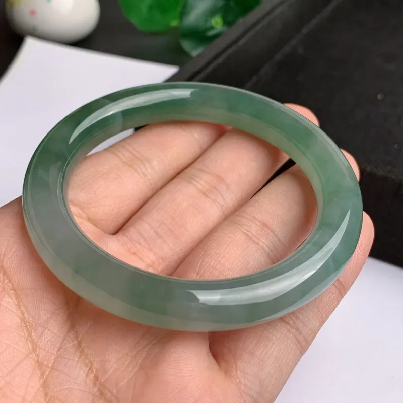 【缅甸a货翡翠,水润飘绿圆条手镯57.9mm,玉质细腻,色彩艳丽,圆润肥美,条形大方得体,佩戴效果好】图8