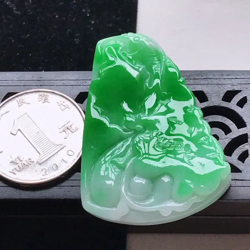 【翡翠水润飘阳绿荷叶鱼吊坠,玉质细腻,颜色漂亮,上身好看 尺寸48.2/33.5/7.8】图8