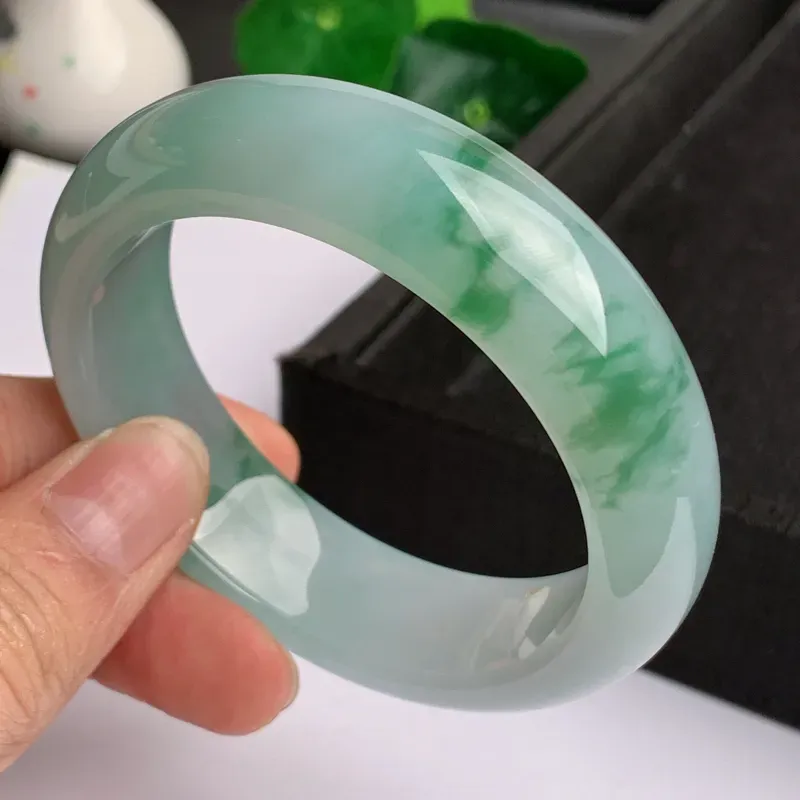 【缅甸a货翡翠,水润飘绿花正圈手镯57.1mm,玉质细腻,色彩艳丽,花色清爽,条形大方得体,佩戴效果好】图1