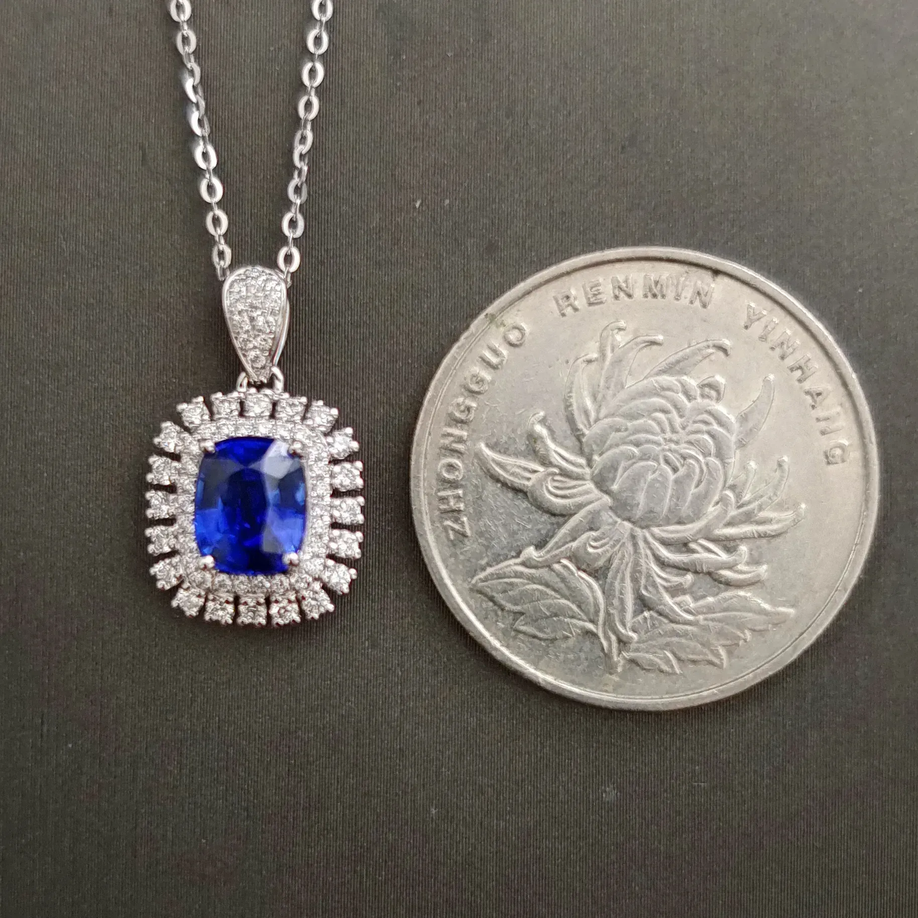 【【吊坠】18K金+蓝宝石+钻石 宝石颜色纯正
主石:1.70ct/P 货重:2.25g】图3