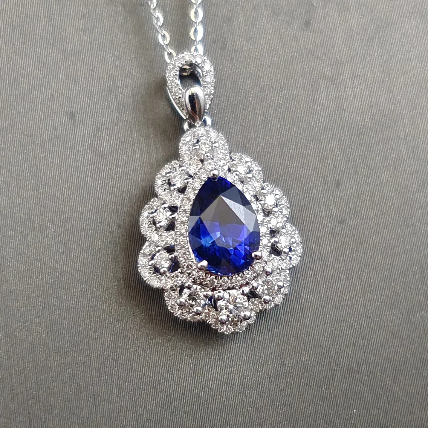 【【吊坠】18K金+蓝宝石+钻石 宝石颜色纯正
主石:2.05ct/P 货重:3.43g】图2