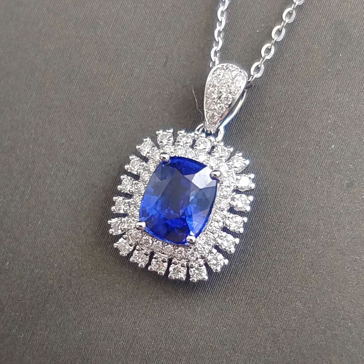 【【吊坠】18K金+蓝宝石+钻石 宝石颜色纯正
主石:1.70ct/P 货重:2.25g】图2