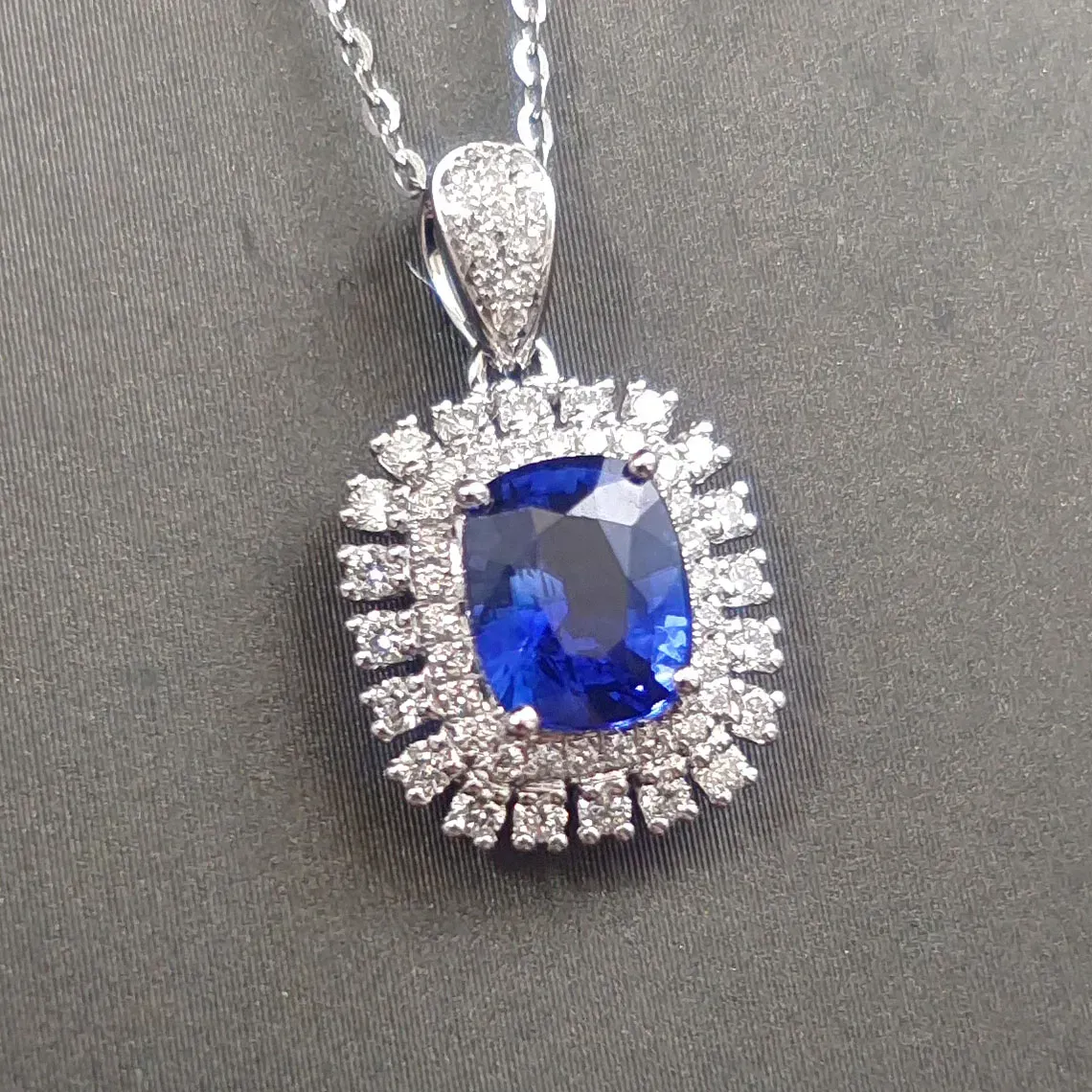 【【吊坠】18K金+蓝宝石+钻石 宝石颜色纯正
主石:1.70ct/P 货重:2.25g】图1