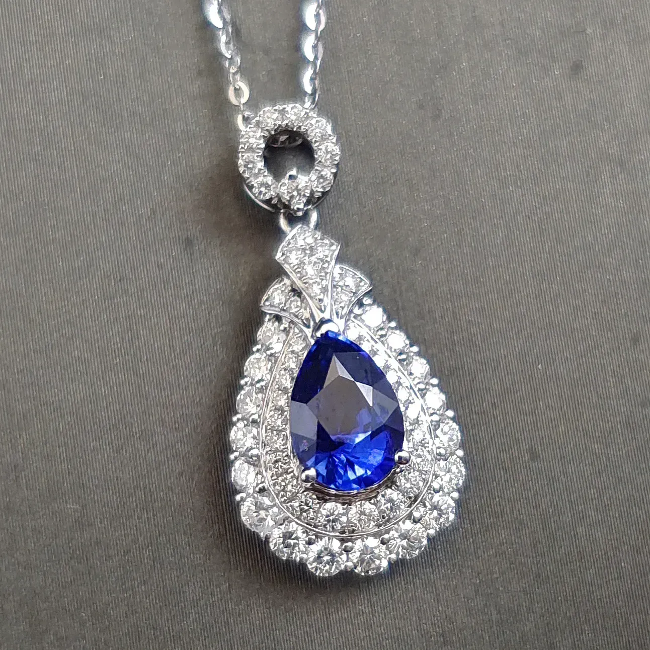 【【吊坠】18K金+蓝宝石+钻石 宝石颜色纯正
主石:2.03ct/P 货重:4.58g】图1