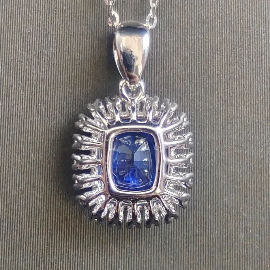 【【吊坠】18K金+蓝宝石+钻石 宝石颜色纯正
主石:1.70ct/P 货重:2.25g】图4