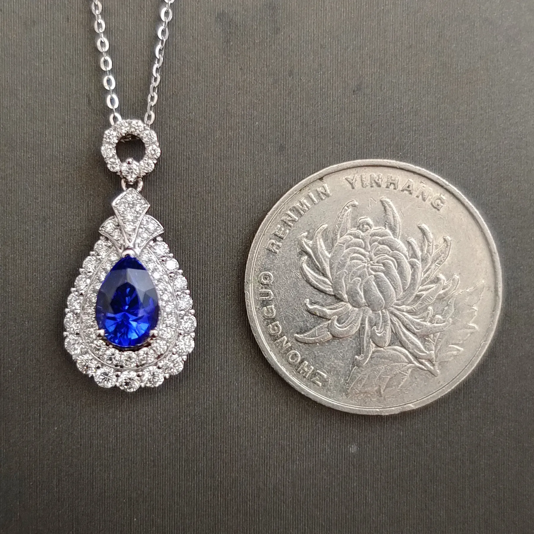 【【吊坠】18K金+蓝宝石+钻石 宝石颜色纯正
主石:2.03ct/P 货重:4.58g】图3