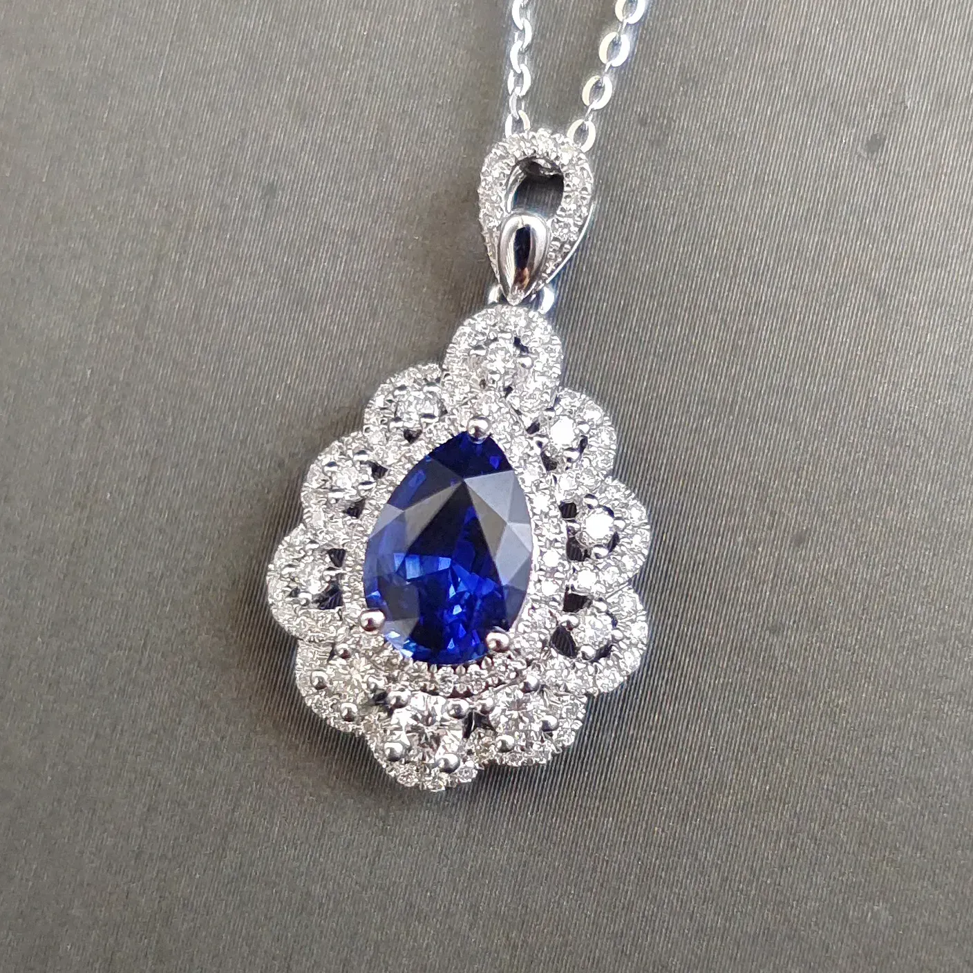 【【吊坠】18K金+蓝宝石+钻石 宝石颜色纯正
主石:2.05ct/P 货重:3.43g】图1