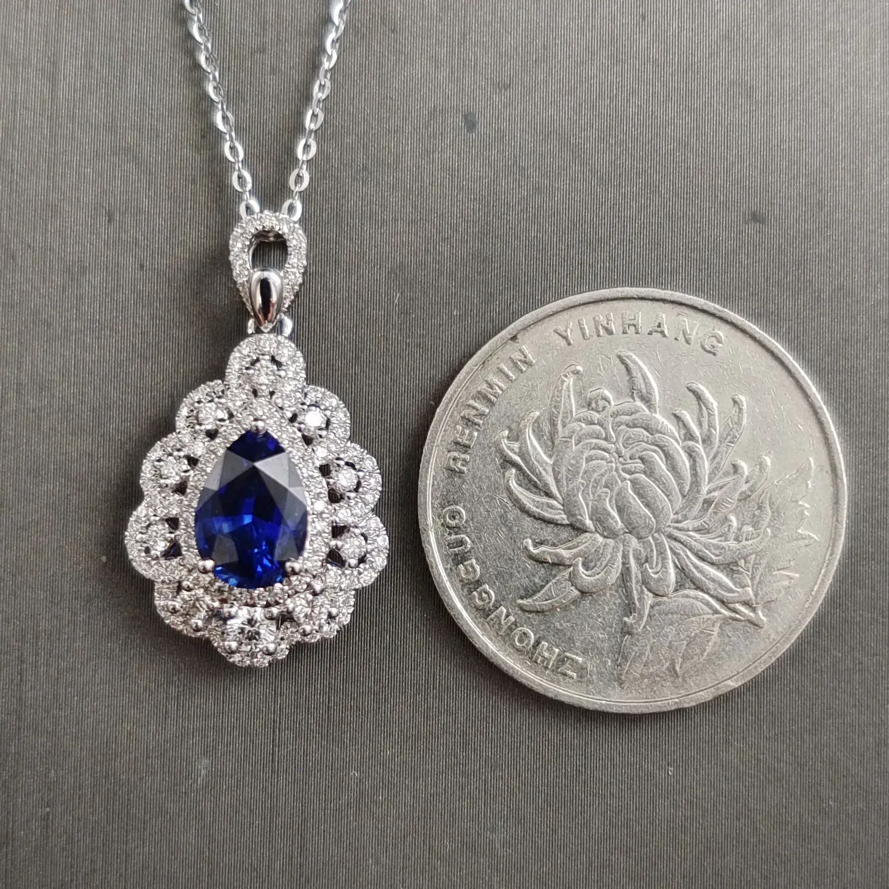 【【吊坠】18K金+蓝宝石+钻石 宝石颜色纯正
主石:2.05ct/P 货重:3.43g】图4